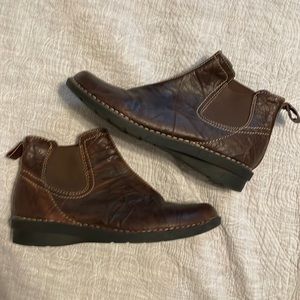 Clarks women’s brown booties size 8